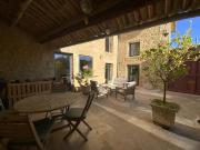 Maison en pierre atypique avec cour, piscine et garages dan