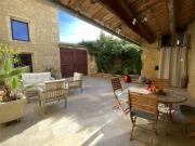 Maison en pierre atypique avec cour, piscine et garages dans