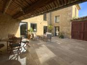 Maison en pierre atypique avec cour, piscine et garages dans