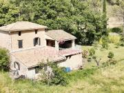 Maison en pierre au cœur de la nature