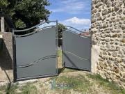 Maison en pierre au coeur du village avec piscine