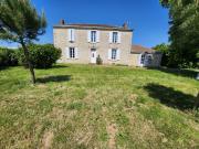 Maison en pierre avec 4 chambres et beau terrain
