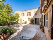 Maison en pierre avec cour