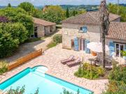 Maison en pierre avec dépendances et piscine au calme