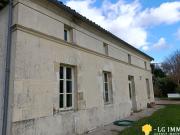 Maison en pierre avec grandes dépendances