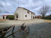Maison en pierre avec piscine couverte et grand bâtiment acc