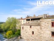 Maison en pierre avec terrasse et jardinet, vue dégagée...