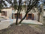 Maison en pierre avec vue panoramique et piscine entre...