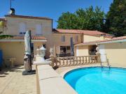 Maison en pierre de taille avec piscine et vue sur la riviè