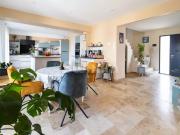 Maison en pierre entièrement rénovée avec piscine et...