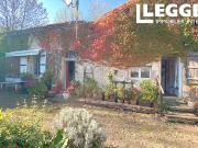 Maison en pierre mitoyenne: avec 2 salons et 3 chambres,...
