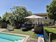 Maison en pierre pleine de charme avec piscine, dépendances