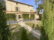 Maison en pierre rénovée avec jardin arboré