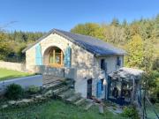 Maison en pierre restaurée avec élégance au cœur de la...