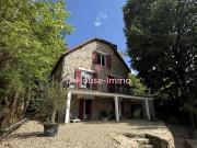 Maison en pierre sur les bords du lac