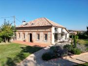 Maison en pierre traditionnelle avec une touche...