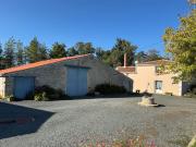 Maison en pierres à rafraichir avec 2 granges, idéale artisa