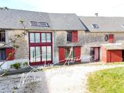 Maison en pierres avec dépendances et terrain