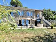 Maison en pierres avec terrain plat