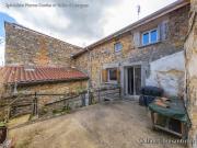Maison en pierres avec terrasse et jardin