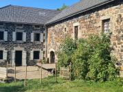 Maison en pierres dans hameau