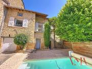 Maison en pierres dorées