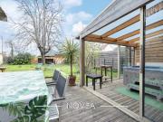 Maison en plein coeur de ville avec grand jardin et jacuzzi