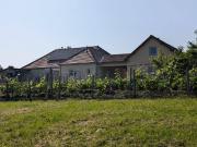 Maison en position dominante avec piscine, dépendance et...