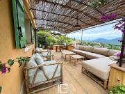 Maison en vue dominante avec piscine naturelle, jardin paysa