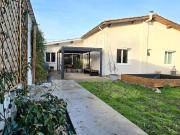 Maison entièrement rénovée avec double garage et piscine