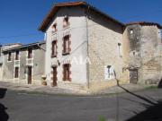 MAISON ENTRE CIVRAY ET RUFFEC
