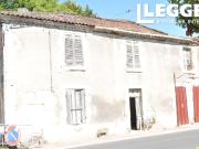 Maison et ancienne boutique à restaurer dans une ville...