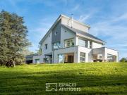 Maison familiale aux grands volumes et son jardin arboré