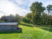 Maison familiale aux grands volumes et son jardin arboré