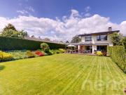 Maison familiale avec jardin, garage et panneaux solaires