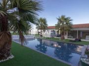 Maison familiale avec piscine chauffee, studio...