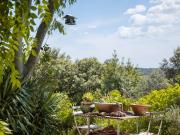 Maison Familiale avec Vue Dominante et Jardin Bucolique.