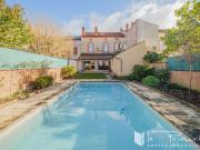 Maison familiale de caractère avec piscine, volumes...