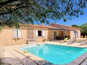 Maison familiale de plain pied avec piscine, cheminée et...