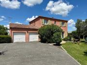 Maison familiale de type 6 avec double garage et jardin...