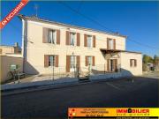 Maison familiale en pierre avec grandes dépendances