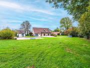 Maison familiale et cossue: cadre verdoyant et intime:...