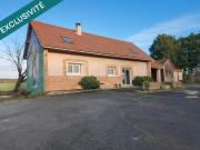 Maison fonctionnelle avec bureaux, terrain et dépendances