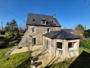Maison indépendante en pierres sur terrain paysagé de...
