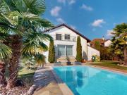 Maison individuelle avec jardin et piscine