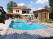 Maison lumineuse avec piscine et terrain d’1 hectare...