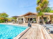 MAISON LUMINEUSE ET FONCTIONNELLE AVEC PISCINE