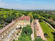 Triplex dans un château en pierres dorées
