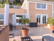 Maison mitoyenne avec jardin surplombant le village...