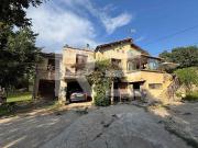 Maison Nimes Route D'uzes Sur Terrain 2300m2 112m² Nîmes